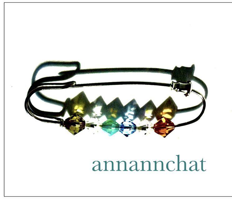 【スワロフスキー　ブローチピン】胸元の調節にも　シルバーカラー