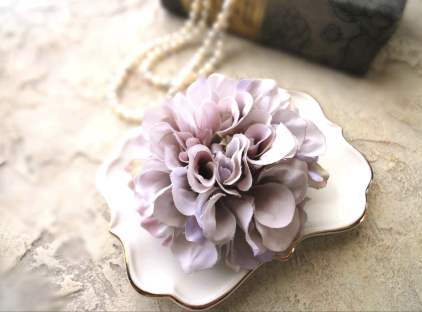 ふんわりシルエットのダリアコサージュ ■ シンプルダリア ■ ラベンダークリーム