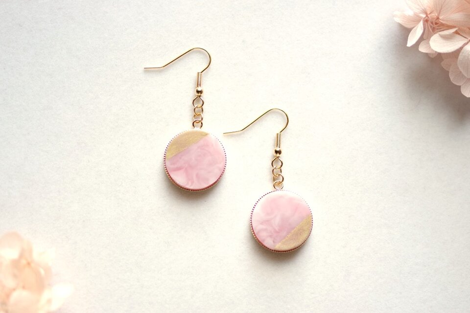 レジンアート　ラウンドピアス〈花ついばむ鳥〉