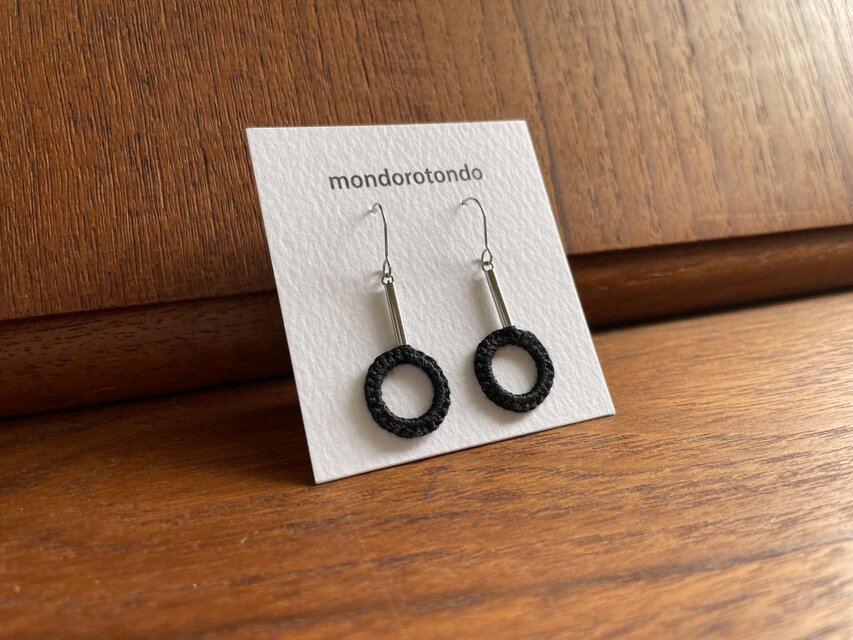 【 黒を愉しみたい日のピアス 】ﾌﾗﾝｽ刺繍糸のﾘﾝｸﾞ　金属ｱﾚﾙｷﾞｰ対応316　p001