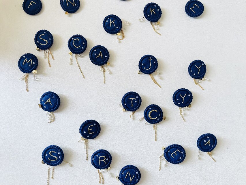 【 小さな「星」のブローチ 】付け外して2通りを楽しむ　小粒ｸﾘｽﾀﾙｸｫｰﾂ　ｲﾆｼｬﾙ　b002「K」