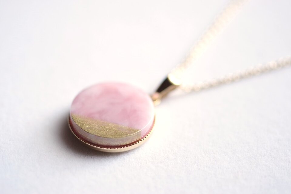 レジンアート　ラウンドペンダント〈花ついばむ鳥〉