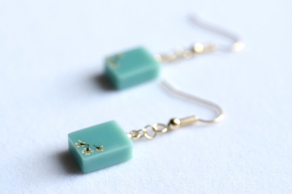 レジンアート　長方形のピアス〈ダフネの嘆き〉