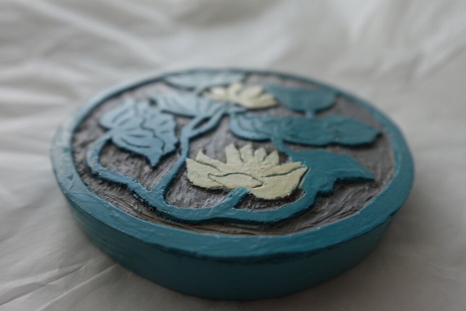 浮彫り装飾品 楕円形 レリーフ 木彫レリーフ 蓮 | iichi 日々の暮らしを心地よくするハンドメイドや