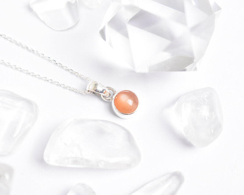 シックなピンクオレンジカラーが魅力！ピーチムーンストーンのシルバーネックレス