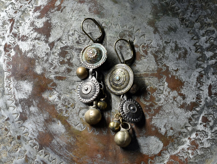 魔法陣＆太陽の様なoldアフガンメタルパーツと民族鈴のピアス