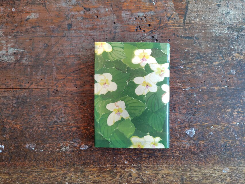 絵本なブックカバー『シレトコスミレ』