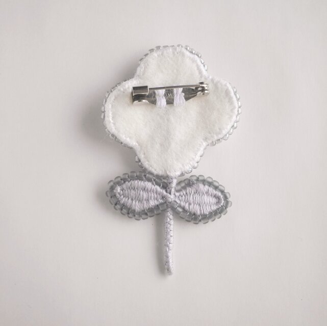 もこもこお花の刺繍ブローチ ブルーグレービーズ | iichi 日々の暮らし