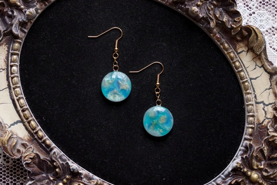 レジンアート　ラウンドピアス〈水の国〉