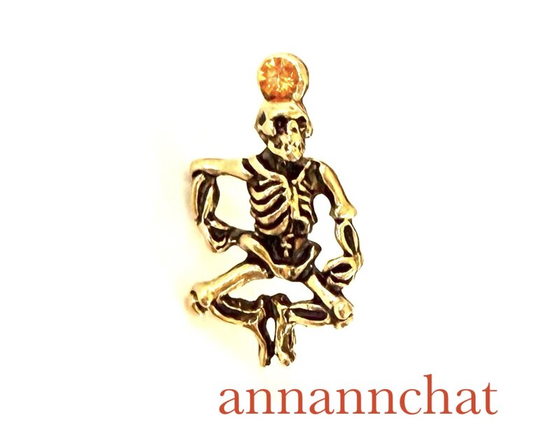 【アメリカ製　ハロウィン　スクワット　ガイコツ swarovski 小さいピンブローチ】ゴールド　男性にも