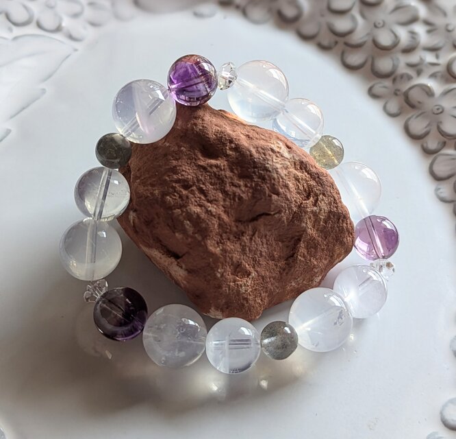 『レピドクロサイト・ゲーサイトインアメジスト&ムーンクォーツ&ラブラドライト&クリアクォーツのブレスレット』