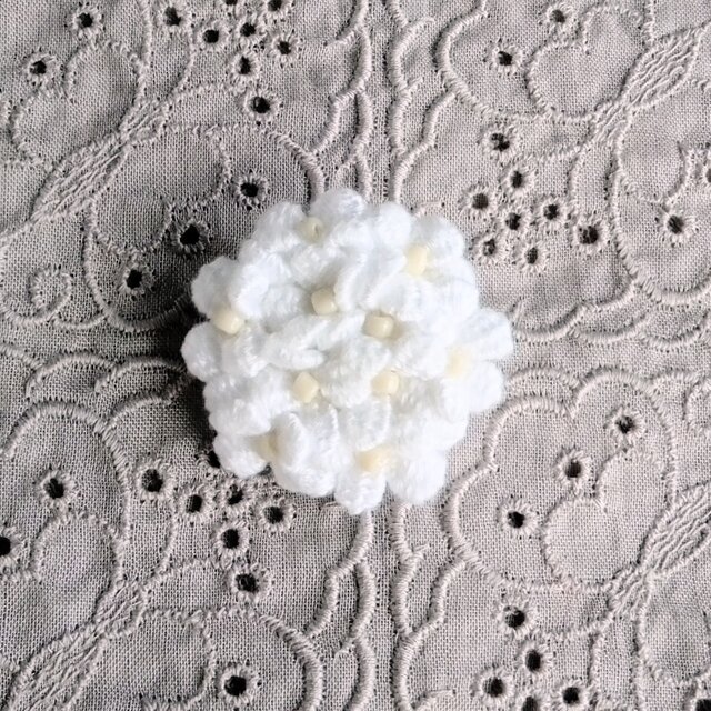 花束みたいな刺繍ブローチ　コサージュ　ホワイト