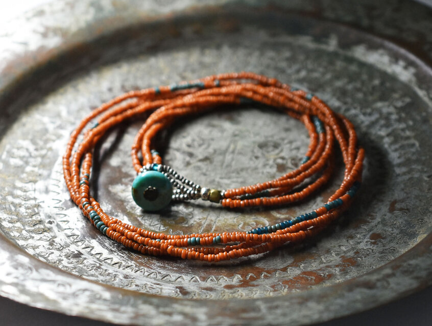 アンティークオレンジ色＆水浅葱色シードビーズの4連ネックレス（ターコイズ留め金）