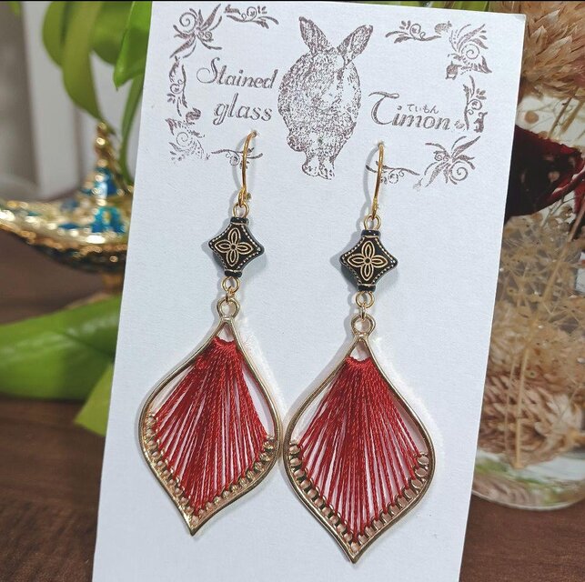 エスニックデザイン♡エレガントリーフピアス レッド ハンドメイド No.1309