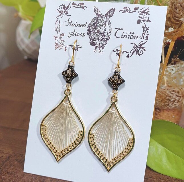 エスニックデザイン♡エレガントリーフピアス シルクホワイト ハンドメイド No.1675