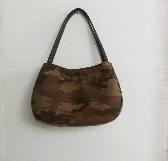 カモフラぷっくり三日月バッグ