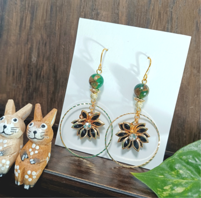 砂漠の黒花✾エスニックピアス 緑色天然石 ジャスパー系 ハンドメイド No.1458