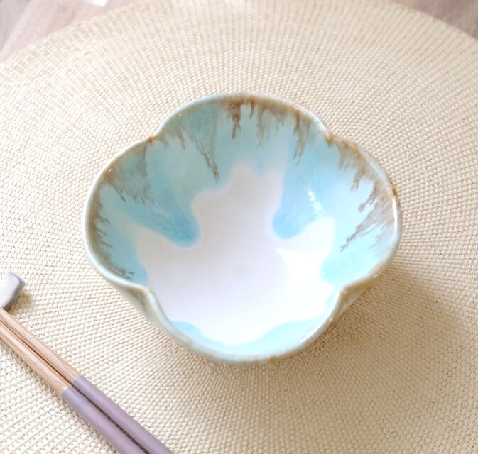 流れる水色と縁飴の四つ葉小鉢