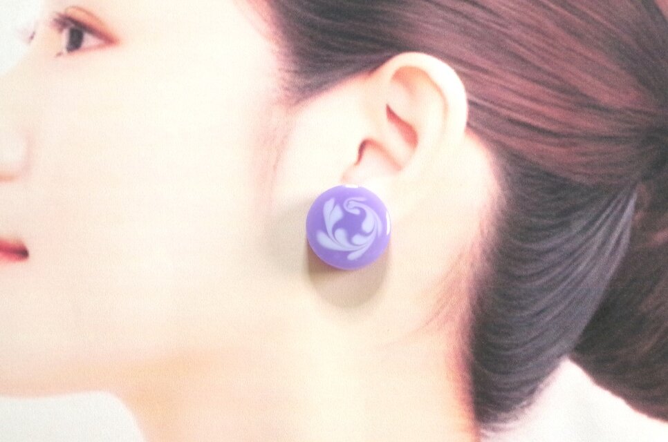 レジンアート　ラテアート風のラウンドピアス〈アイリス〉