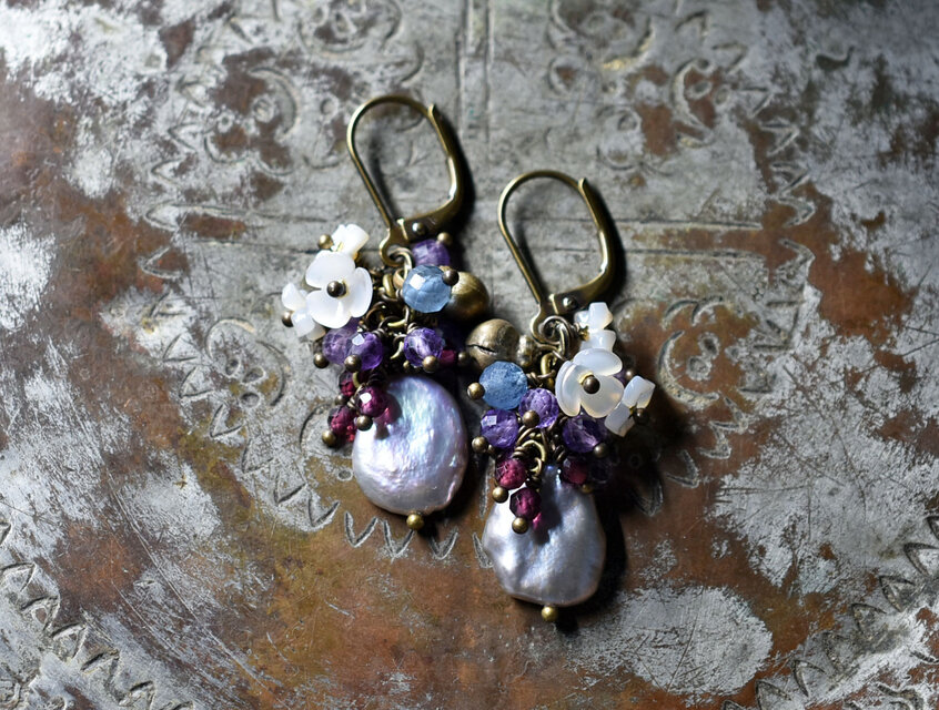 バロックパールとたわわなストーンビーズ、白蝶貝の小花、民族鈴のピアス