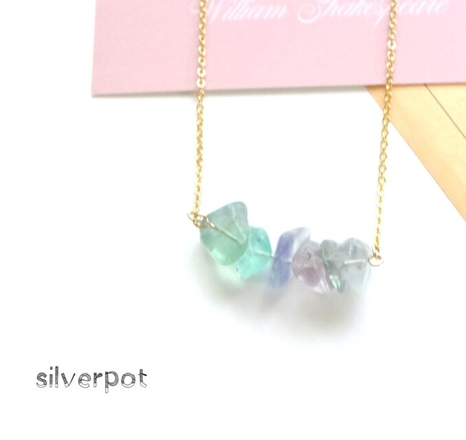 G126【天然石　フローライト】のさざれバーネックレス　淡い蛍石　チェーンの色＆長さお好みでお作りします