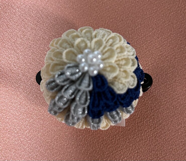ベージュ・ネイビー・シルバーのつまみ細工かんざし3点セット Beige, Navy & Silver Kanzashi Set