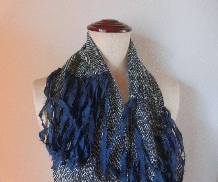 うす絹のフリンジが揺れる手織りマフラー　青