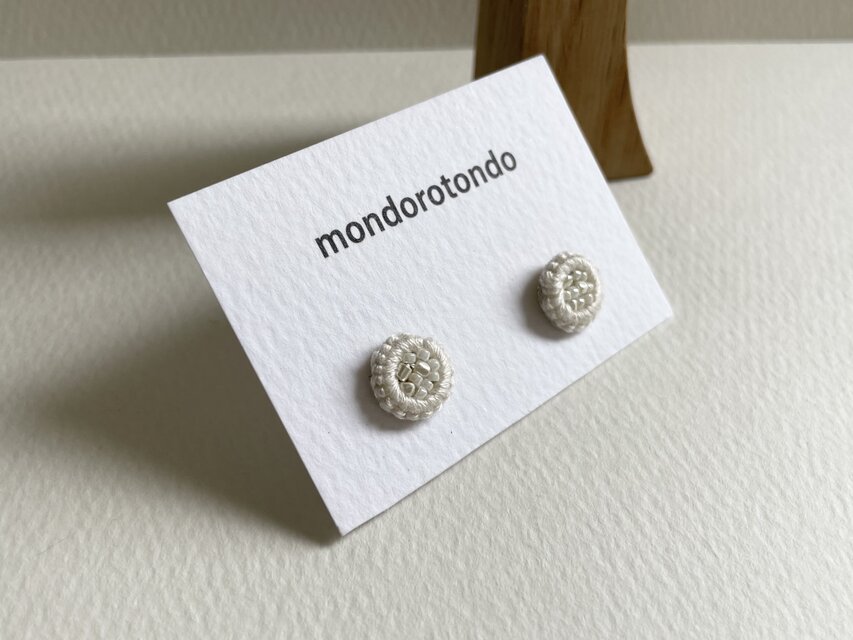 【 小さな耳飾り 】ひと針ひと針丁寧に　日常に溶け込むピアス　金属ｱﾚﾙｷﾞｰ対応　 p015ホワイト