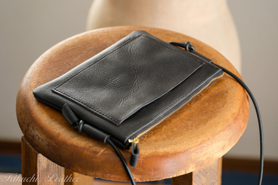 GINO》レザースマホショルダーポーチ（ファスナータイプ）《3colors