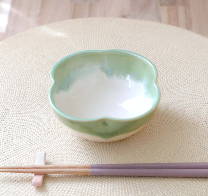 流れる若草色の四つ葉小鉢 ＊ １