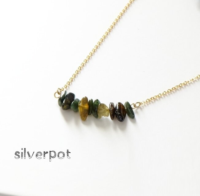 G168【天然石　グリーントルマリン】のさざれバーネックレス　深い緑　チェーンの色＆長さお好みでお作りします