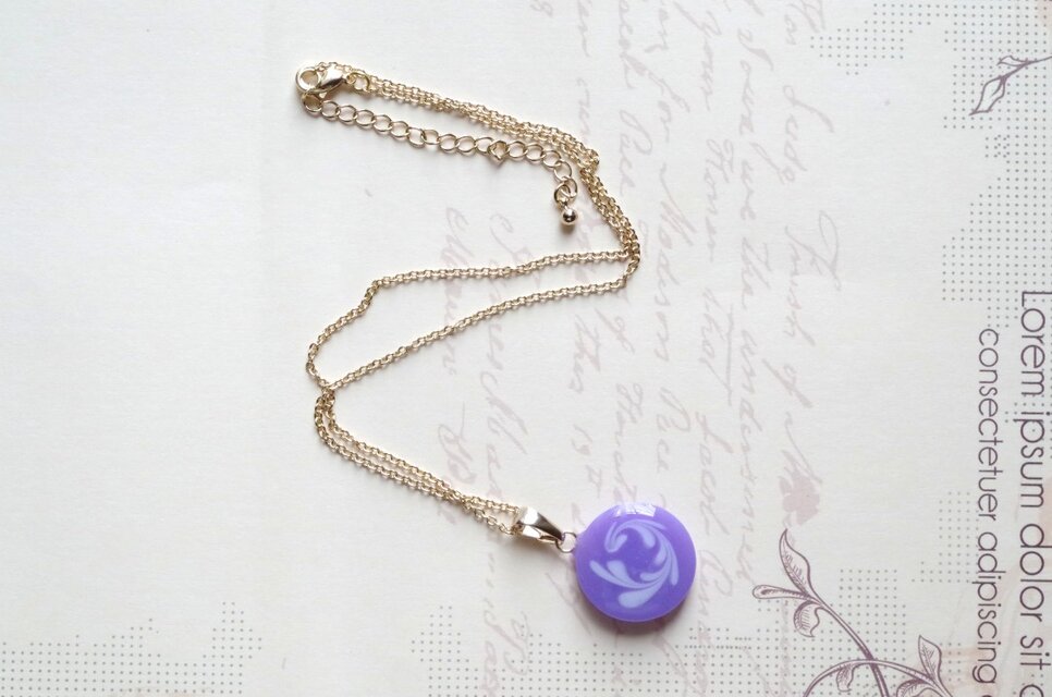 レジンアート　ラテアート風のラウンドペンダント〈アイリス〉