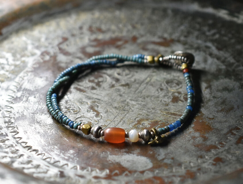 シャン族ヴィンテージカーネリアン、古代瑪瑙、oldチンシルバー＆オリッサブラスのアンティーク水浅葱色シードビーズの華奢なブレス