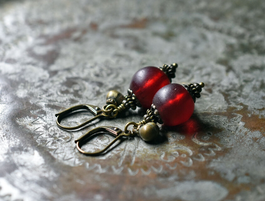 深紅アンティークボヘミアビーズと民族鈴のピアス