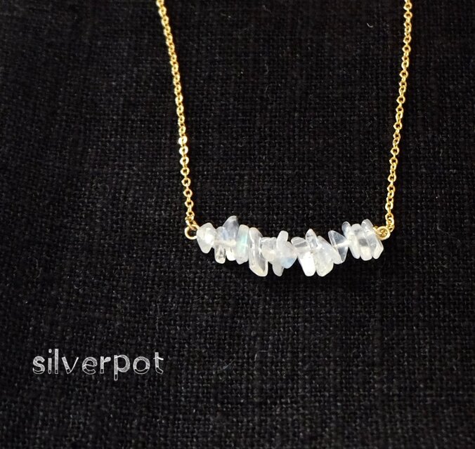 G142【天然石　レインボームーンストーン】のさざれバーネックレス　ミルキー　チェーンの色＆長さお好みでお作りします