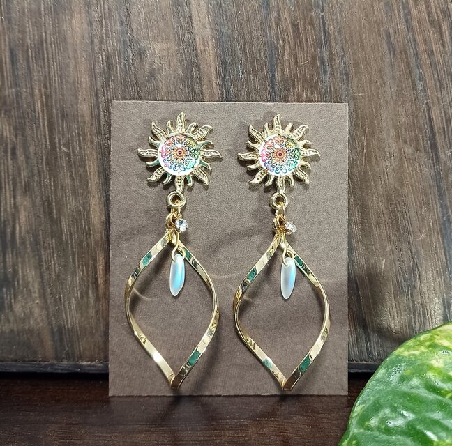 太陽と虹✯‬揺れるポストピアス チェコガラス クリスタルクリアマットAB ハンドメイド No.1717