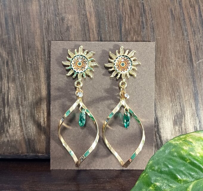 太陽と森林✯‬揺れるポストピアス チェコガラス オリーブクリアアルミ ハンドメイド No.1716