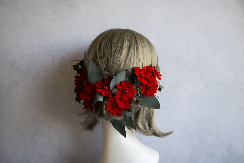 赤のジニアのヘッドドレス・ブートニア