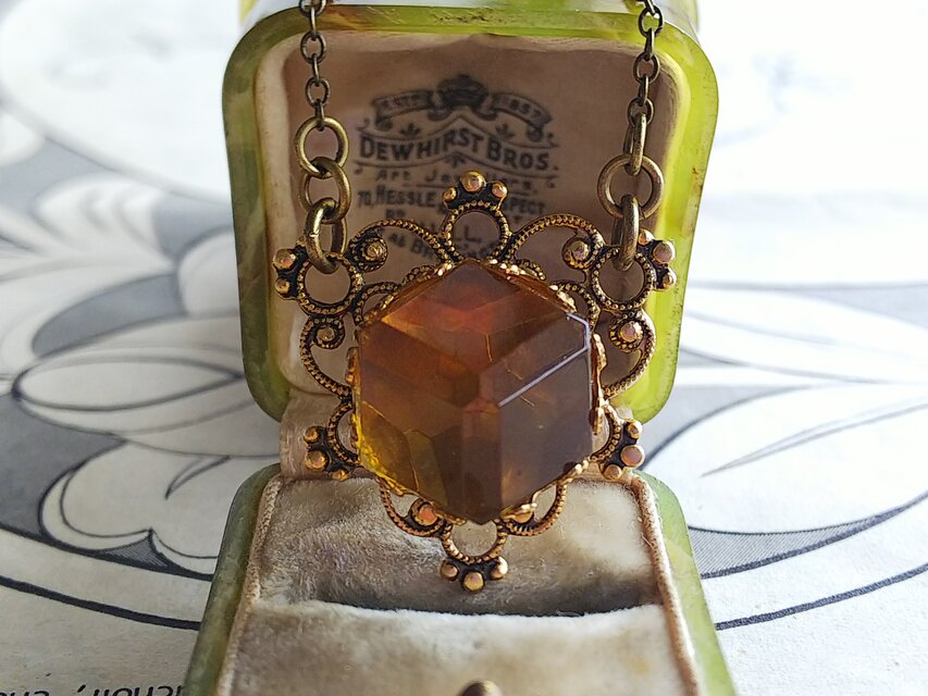 ヴィンテージ　トパース色・美しい変形Hexagon ／ Floralデザインネックレス