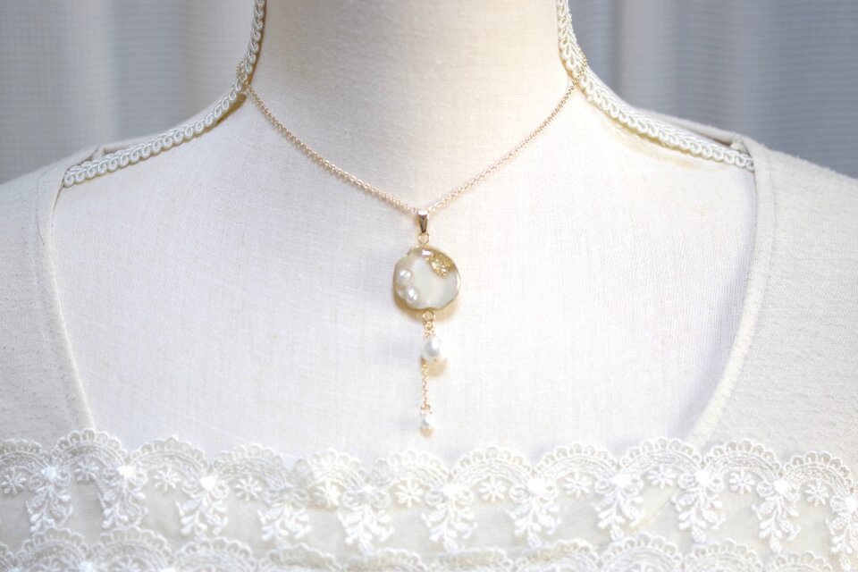 レジンアート　スライスアゲートとコットンパールのペンダント〈幻燈〉