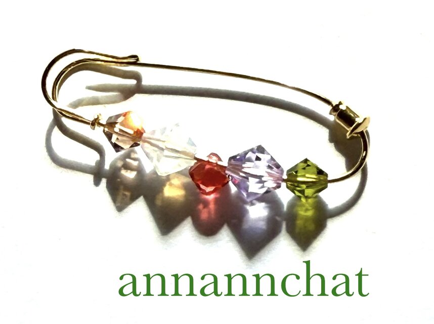 【オーストリア製　大粒　スワロフスキ―　揺れる　ゴールドカラー　ブローチピン】胸元の調節にも　ゴールドのコピー