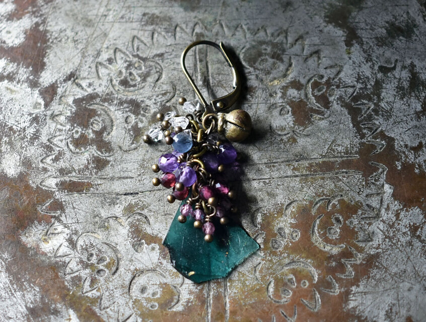 ブルーグリーン銀化のローマングラスとたわわなストーンビーズ、民族鈴の片耳ピアス