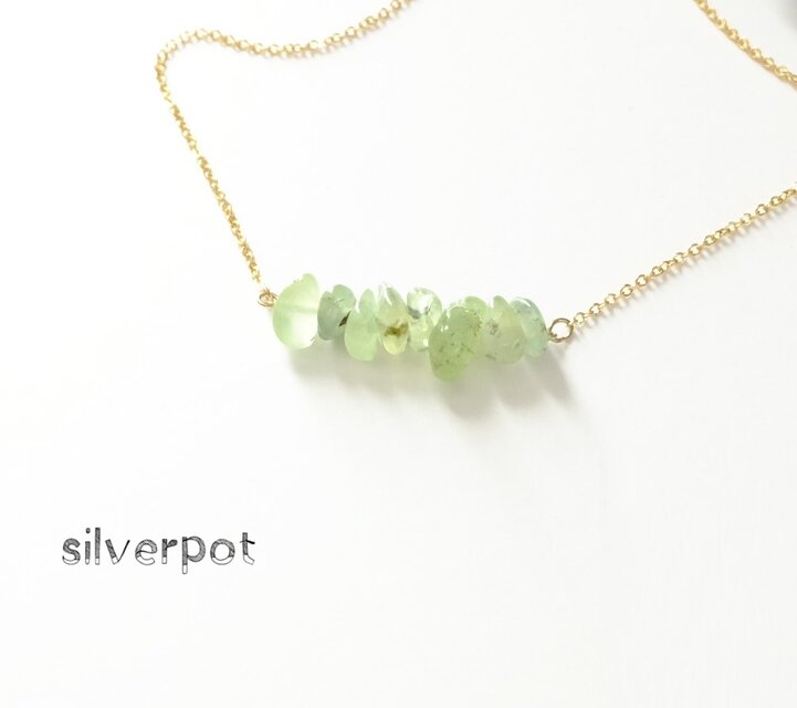 G122【天然石　プレナイト】のさざれバーネックレス　淡いグリーン　チェーンの色＆長さお好みでお作りします