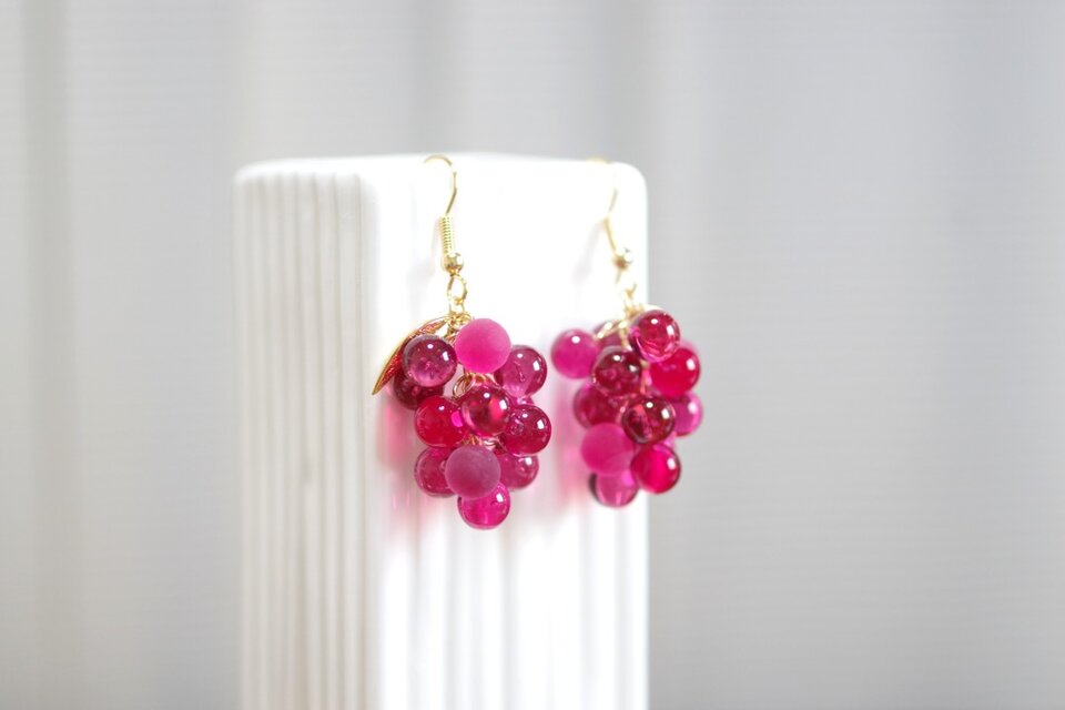 レジンアート　球体の葡萄のピアス〈恋の味〉