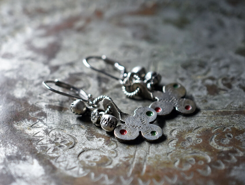 oldベルベル族ヴィンテージシルバーと小さな花付き鈴のピアス