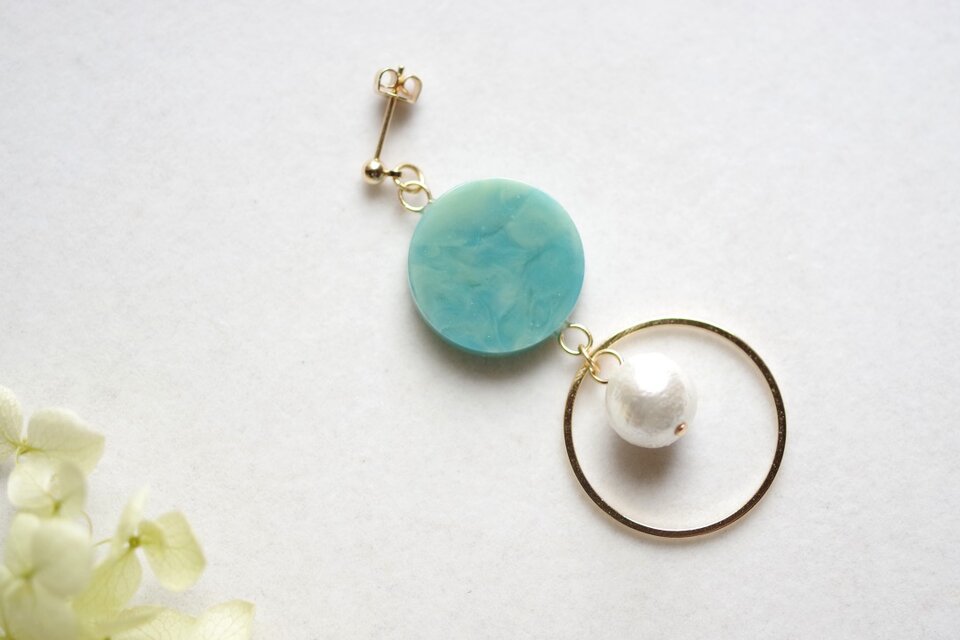 レジンアート　ラウンドモチーフとコットンパールとリングのピアス〈母なる木〉