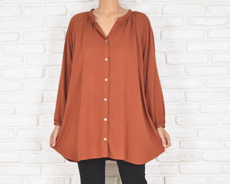 秋色テラコッタオレンジ色の長袖スキッパーボタンシャツ