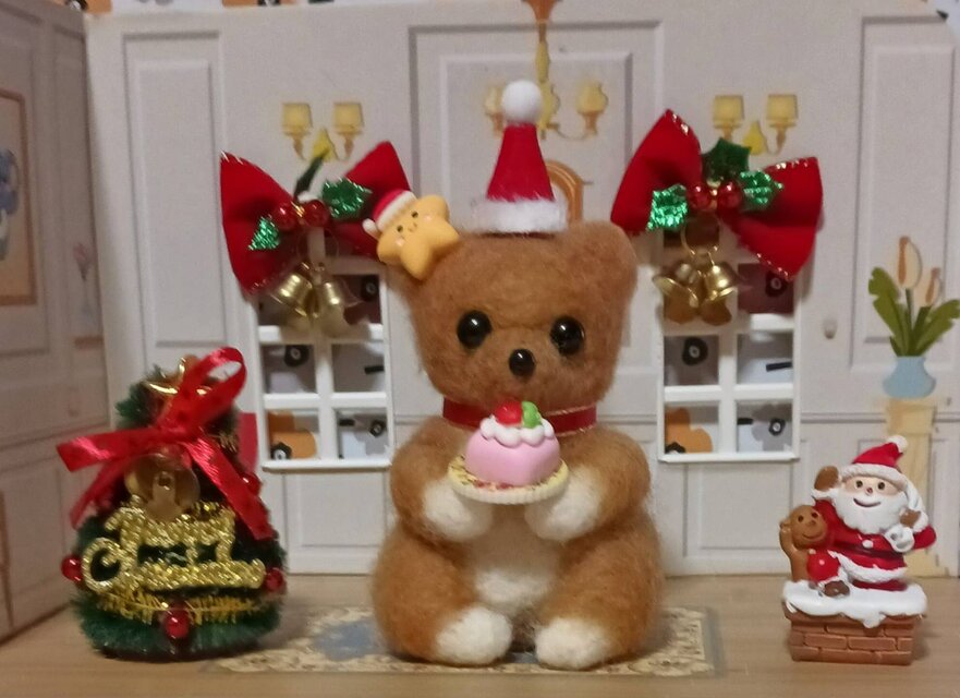 羊毛フェルト サンタ帽のクマたん　早くケーキ食べたいなー