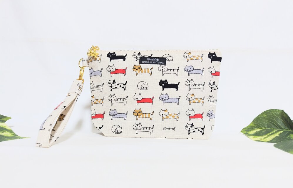 行列ネコちゃんの持ち手付きポーチ