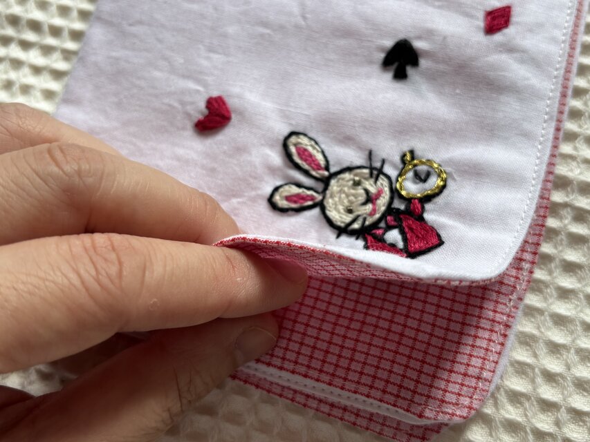 手刺繍ハンカチ（アリスのうさぎ） | iichi 日々の暮らしを心地よく